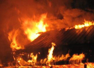 Clădire afectată de un incendiu izbucnit pe strada Nicolae Grigorescu din Drobeta Turnu Severin
