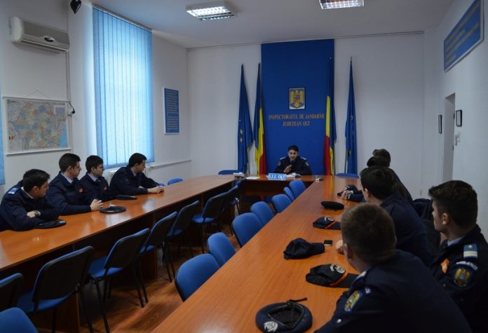 Studenti ai Academiei de Politie Alexandru Ioan Cuza in stagiu de practica la Jandarmeria Olt