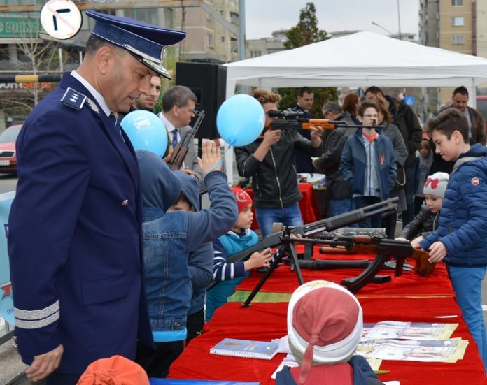 Expozitie inedita de Ziua Politiei, in parcarea River Plaza Mall din Ramnicu Valcea