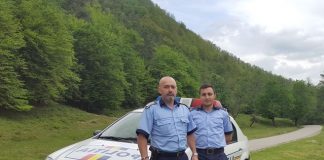 Joni şi Sara, din Finlanda, sunt doi turişti încântaţi că au fost verificaţi de poliţiştii din Racovița – VIDEO