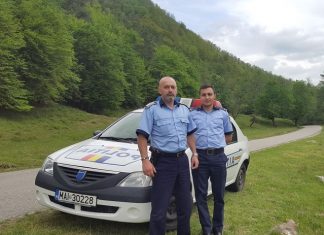 Joni şi Sara, din Finlanda, sunt doi turişti încântaţi că au fost verificaţi de poliţiştii din Racovița – VIDEO