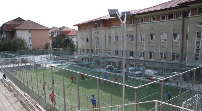 Primarul Mircia Gutău a inaugurat terenul de sport de la Liceul Tehnologic ”Căpitan Nicolae Pleşoianu” din Râmnicu Vâlcea