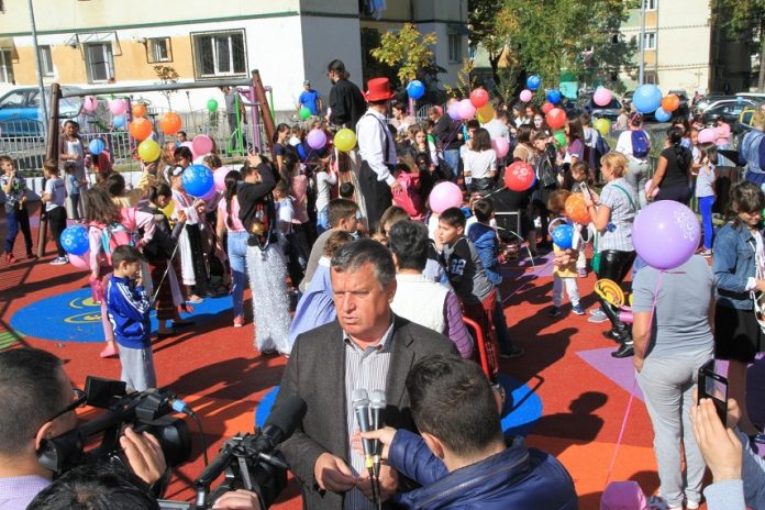 La Râmnicu Vâlcea, Mircia Gutău a inaugurat cel de-al zecelea loc de joacă