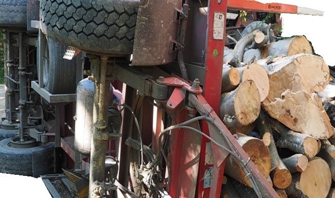 Mort de beat, un bărbat din Vaideeni s-a răsturnat cu tractorul în timp ce transporta lemne