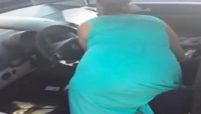 Polițiștii vâlceni cercetează două minore, de 17 și 15 ani, pentru furturi din autoturisme