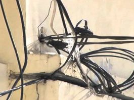 Furt de curent electric pe strada Alunului din Râmnicu Vâlcea – 15 persoane conduse la sediul poliției