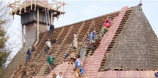 Biserica de lemn de la Breb, adusă la viaţă de o companie românească, de Prinţul Charles şi de zeci de voluntari