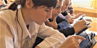 Elevii de la Școala Gimnazială Oporelu învață matematică și informatică în laboratorul digital