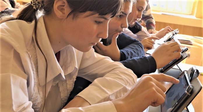 Elevii de la Școala Gimnazială Oporelu învață matematică și informatică în laboratorul digital