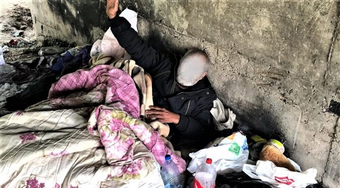 Oameni sărmani alungați dintr-un adăpost amenajat sub un pod rutier din Râmnicu Vâlcea