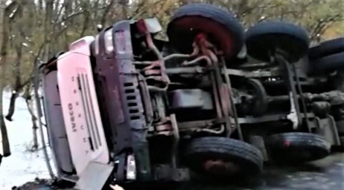 Mehedinți: Autobetonieră răsturnată la Zăval