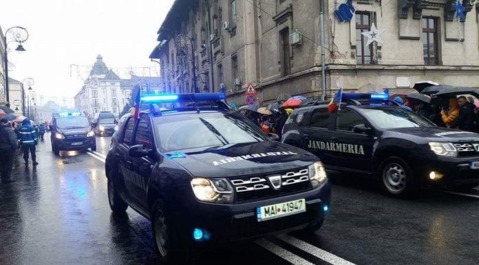 Gruparea de Jandarmi Mobilă Craiova este alături de cetățeni la parada militară de 1 Decembrie