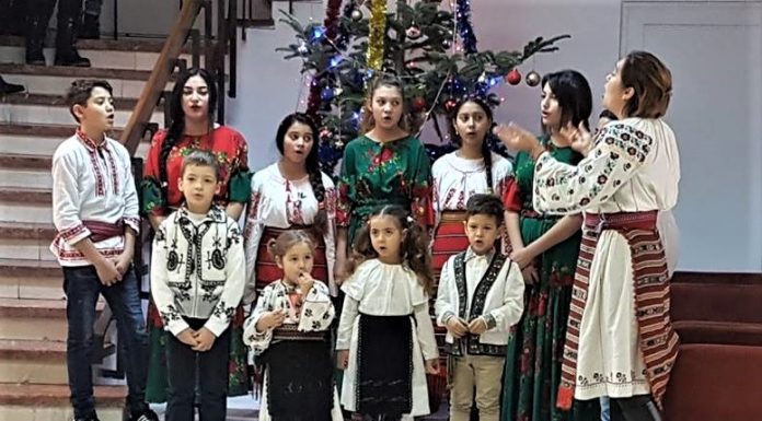 Prefectul de Vâlcea, Marin Florian, a fost colindat de copiii de la Școala Gimnazială Colonie Râmnicu Vâlcea