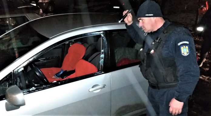 Autoturism spart de trei tineri din Craiova