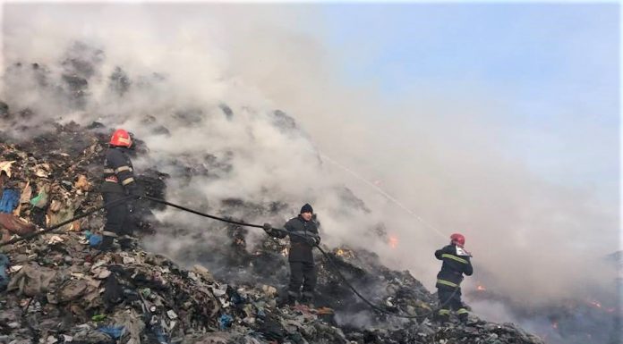 Vâlcea: Prefectul Marin Florian a dispus măsuri pentru limitarea efectelor produse de incendiile din stația de sortare a deșeurilor din Stolniceni