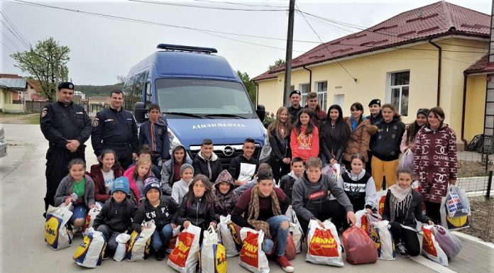 Dolj: 28 de copii din satul Fratoștița au primit cadouri din partea jandarmilor