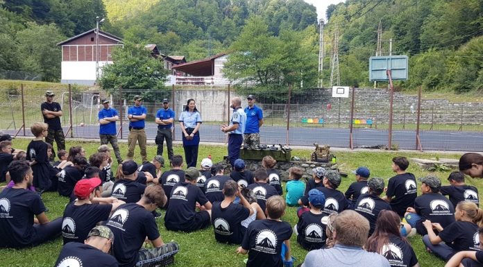 Vâlcea: Acțiune de informare desfășurată de polițiști în zona taberelor școlare
