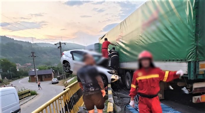 Vâlcea: Accident pe Valea Oltului, la Proieni – un BMW înmatriculat în Anglia a intrat în coliziune frontală cu un TIR