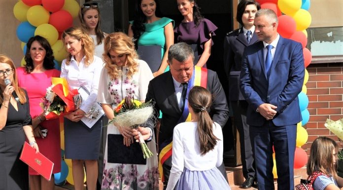 Râmnicu Vâlcea: Tur de forţă al primarului Mircia Gutău la deschiderea noului an şcolar