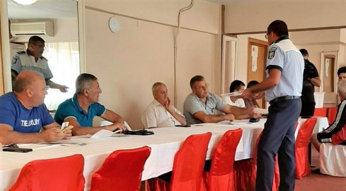 Olt: Polițiștii Serviciului Rutier au organizat o întâlnire cu șoferii de autovehicule destinate transportului școlar