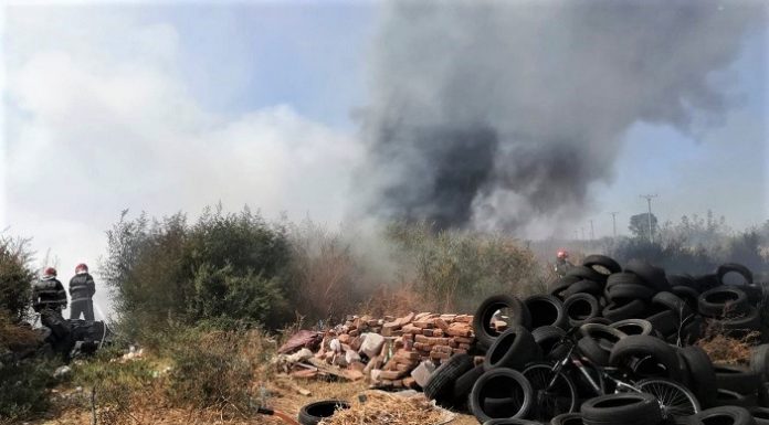 Incendiu în Slatina, pe strada Oltului – zeci de anvelope cuprinse de flăcări