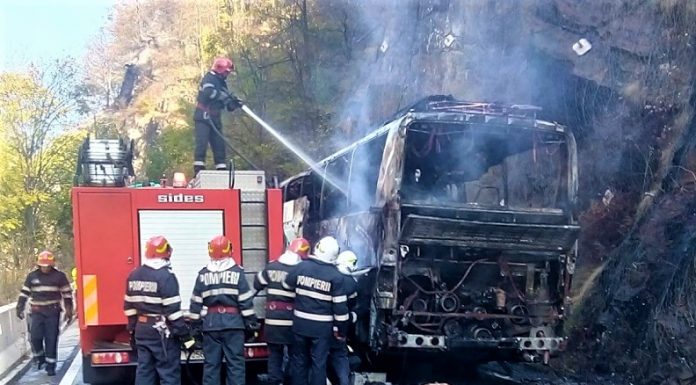Gorj: Un autocar al firmei NORMANDIA a luat foc pe Defileul Jiului