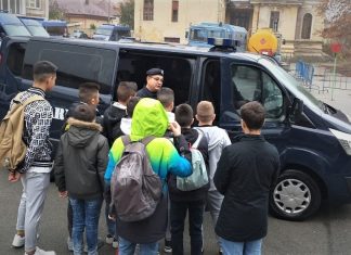 Dolj: Zece elevi din Sadova au devenit jandarmi pentru o zi