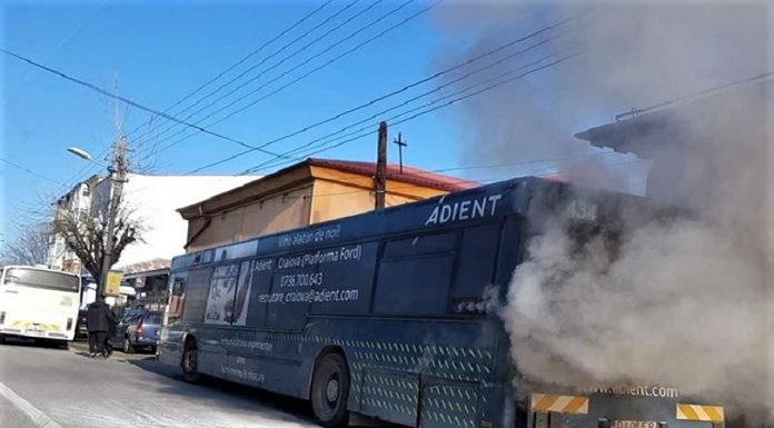 Craiova: Autobuz mistuit de flăcări – două case afectate de incendiu