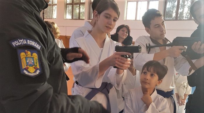 Întâlnire între polițiști și sportivii Clubului de Karate Tradițional Aluminiu Alro Slatina