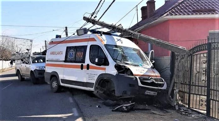 Mehedinţi: Ambulanță implicată într-un accident produs la Gogoșu