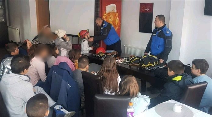 Vâlcea: Jandarmii montani alături de copii, în tabăra de iarnă din comuna Malaia