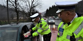 De Ziua Femeii, flori oferite de polițiștii rutieri în Râmnicu Vâlcea și Călimănești