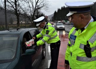De Ziua Femeii, flori oferite de polițiștii rutieri în Râmnicu Vâlcea și Călimănești