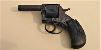 Un tânăr din Drăgăneşti-Olt a scos la vânzare pistolul bunicului și s-a ales cu dosar penal