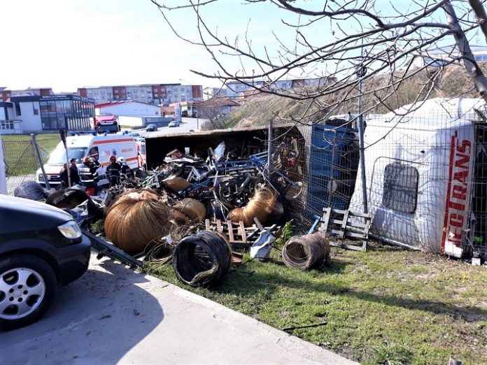 Camion încărcat cu deșeuri feroase răsturnat la ieșirea din Slatina spre Brebeni