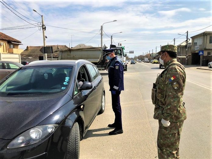 Craiova - Acţiune în cartierul Brestei organizată de polițiști pentru verificarea respectării interdicţiilor impuse prin ordonanţele militare