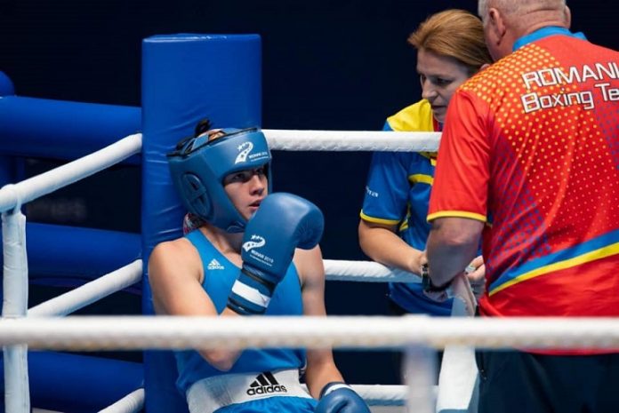 Cristina Cosma - ea e cântăreața din ring!