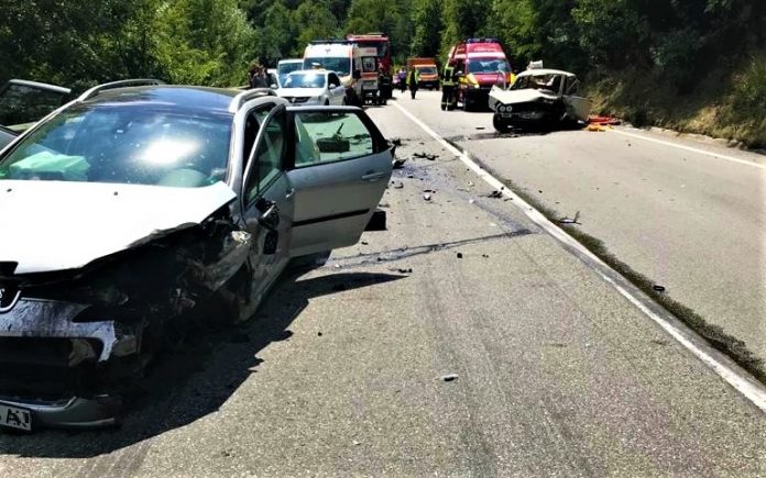 Orșova: Două autoturisme implicate într-un accident rutier grav soldat cu trei răniți