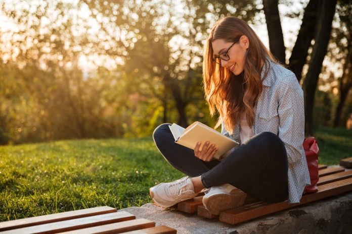 Top 4 genuri de carti care iti vor incanta vacanta de vara