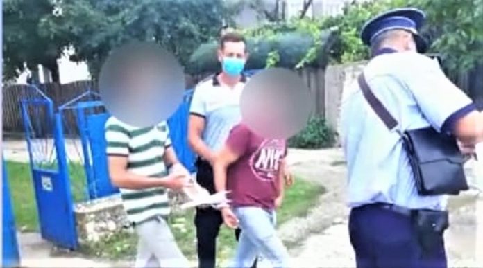 Doi tineri din Malovăț au jefuit o locuință din Zegaia, după care i-au dat foc