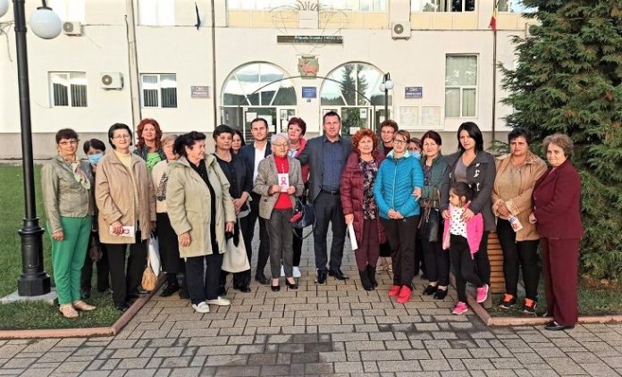 Asociatia Redescopera Fericirea Stop Cancer a organizat o intalnire in parcul primăriei Targu Carbunesti