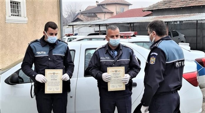 Anghel Gheorghe si Tiribentea Adrian politisti din cadrul IPJ Mehedinti felicitati de Directia de Ordine Publica
