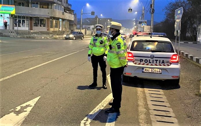 Polițiștii mehedințeni continuă acțiunile de prevenire și limitare a infectării cu virusul SARS-COV-2 Polițiștii mehedințeni continuă acțiunile de prevenire și limitare a infectării cu virusul SARS-COV-2