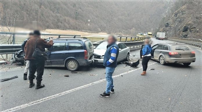 Accident rutier pe Valea Oltului, în punctul Cârligul Mic Accident rutier pe Valea Oltului in punctul Cârligul Mic