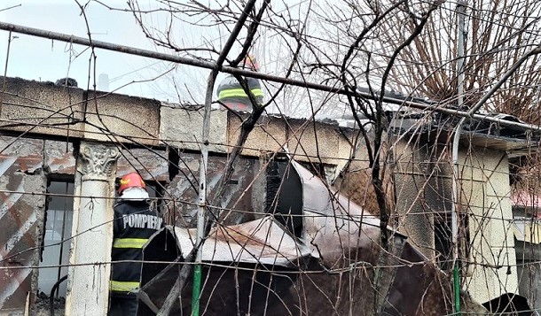 Casă afectată de un incendiu izbucnit în Vâlcele