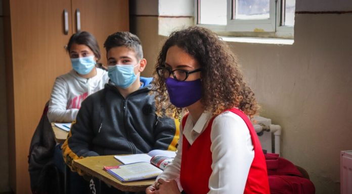 8 Martie – Ziua fetelor care nu se lasă! 8 Martie Ziua fetelor care nu se lasa Teach for Romania