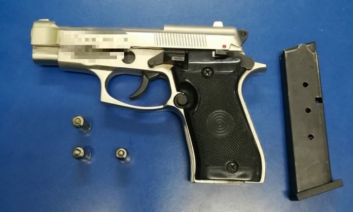 Craiova pistol indisponibilizat de politistii rutieri in urma unui control in trafic