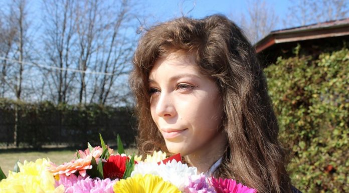 Primăvară bleu-jandarm de Olt cu flori, pentru colegele noastre