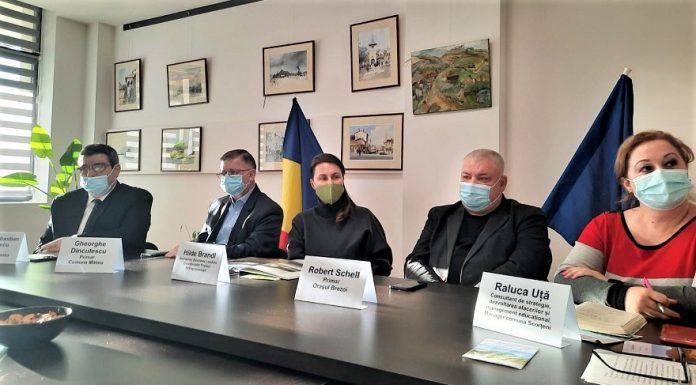 Reprezentantii proiectului Antreprenoresti Adoptă un Sat in actiune pe Valea Lotrului