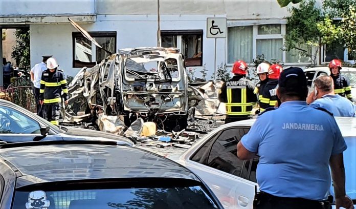 Incendiu în cartierul Ostroveni din Râmnicu Vâlcea - autoutilitară distrusă de o explozie